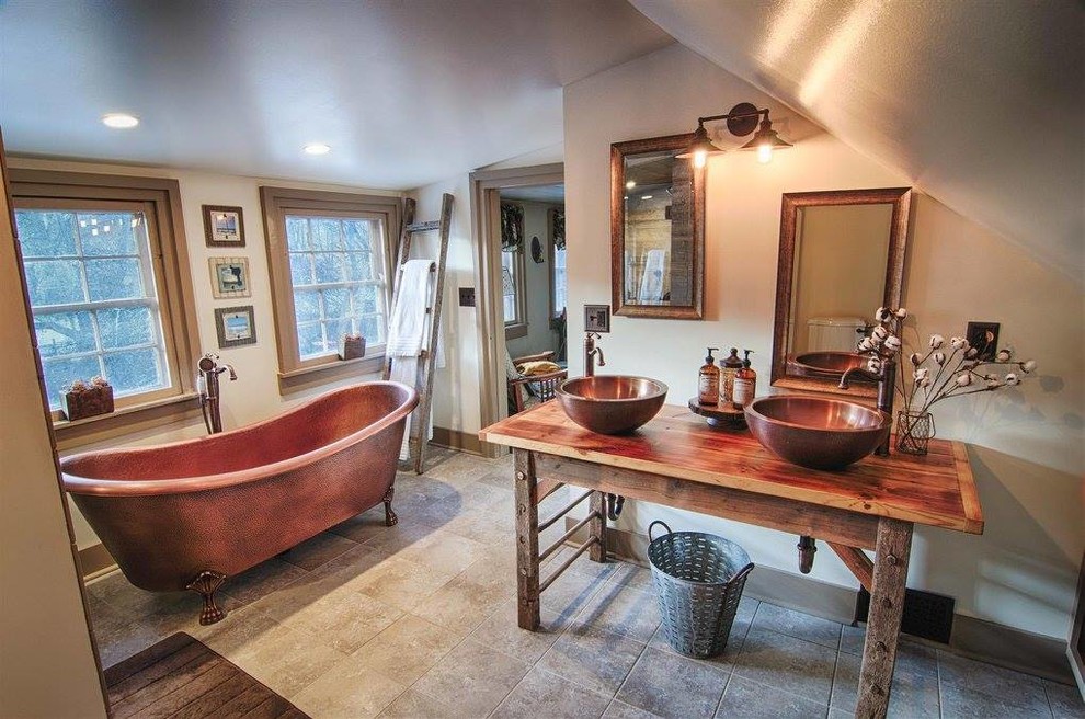 Идея дизайна: главная ванная комната среднего размера в стиле кантри с отдельно стоящей ванной, серой плиткой, керамической плиткой и полом из керамической плитки