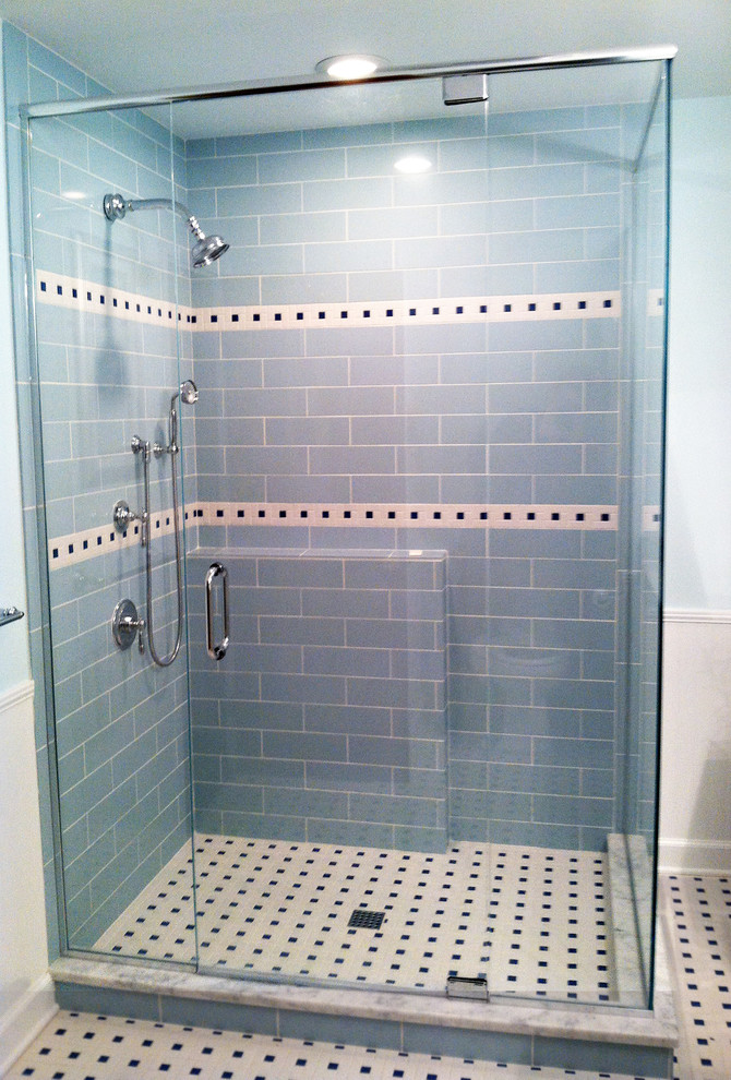 Idéer för att renovera ett litet vintage badrum med dusch, med ett undermonterad handfat, möbel-liknande, vita skåp, marmorbänkskiva, en hörndusch, en toalettstol med hel cisternkåpa, blå kakel, porslinskakel, blå väggar och klinkergolv i keramik