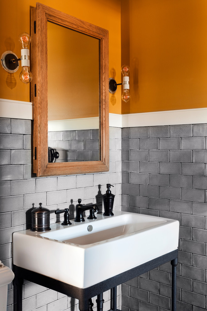 フィラデルフィアにあるお手頃価格の小さなトランジショナルスタイルのおしゃれな浴室 (コンソール型シンク、ドロップイン型浴槽、アルコーブ型シャワー、一体型トイレ	、グレーのタイル、セラミックタイル、黄色い壁、磁器タイルの床) の写真