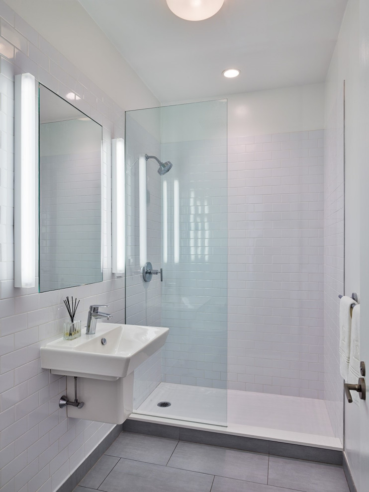 Свежая идея для дизайна: ванная комната среднего размера в современном стиле с душем в нише, серой плиткой, плиткой кабанчик, белыми стенами, душевой кабиной, подвесной раковиной и серым полом - отличное фото интерьера