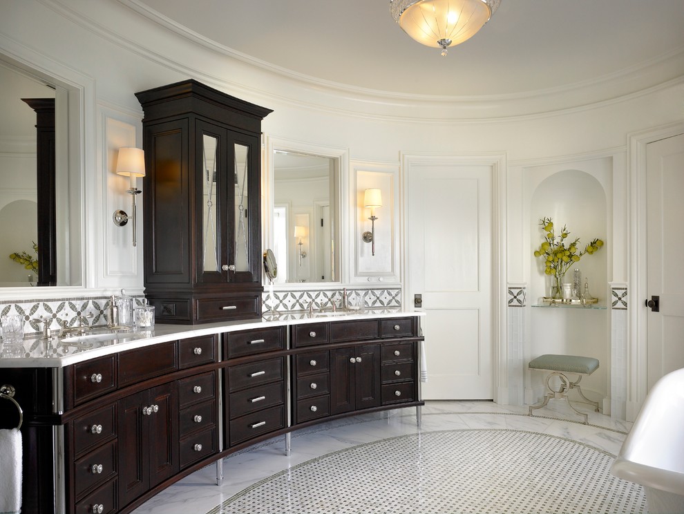 Свежая идея для дизайна: ванная комната в стиле неоклассика (современная классика) с фасадами с утопленной филенкой, темными деревянными фасадами, белой плиткой и фартуком - отличное фото интерьера