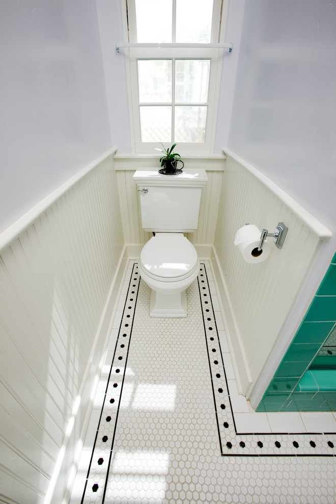 Modelo de cuarto de baño clásico con sanitario de una pieza, baldosas y/o azulejos verdes, baldosas y/o azulejos de cerámica, paredes blancas y suelo con mosaicos de baldosas