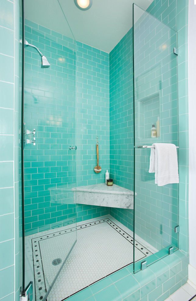 Пример оригинального дизайна: ванная комната в классическом стиле с душем в нише, синей плиткой, плиткой кабанчик, синими стенами и полом из мозаичной плитки