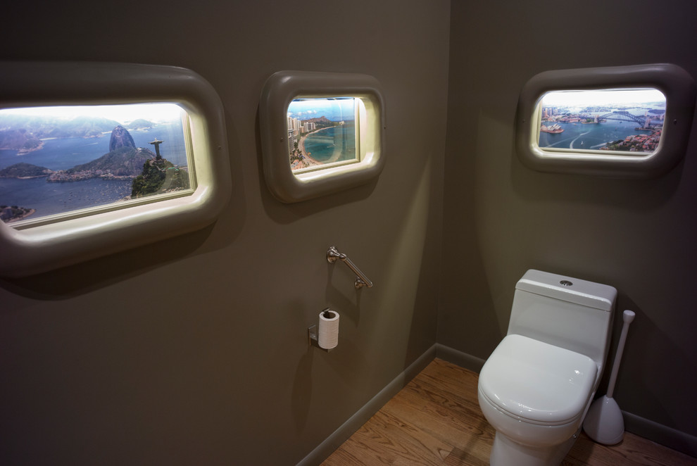 Bild på ett litet vintage toalett, med släta luckor, skåp i mörkt trä, en toalettstol med separat cisternkåpa, beige väggar, mellanmörkt trägolv, ett nedsänkt handfat och granitbänkskiva
