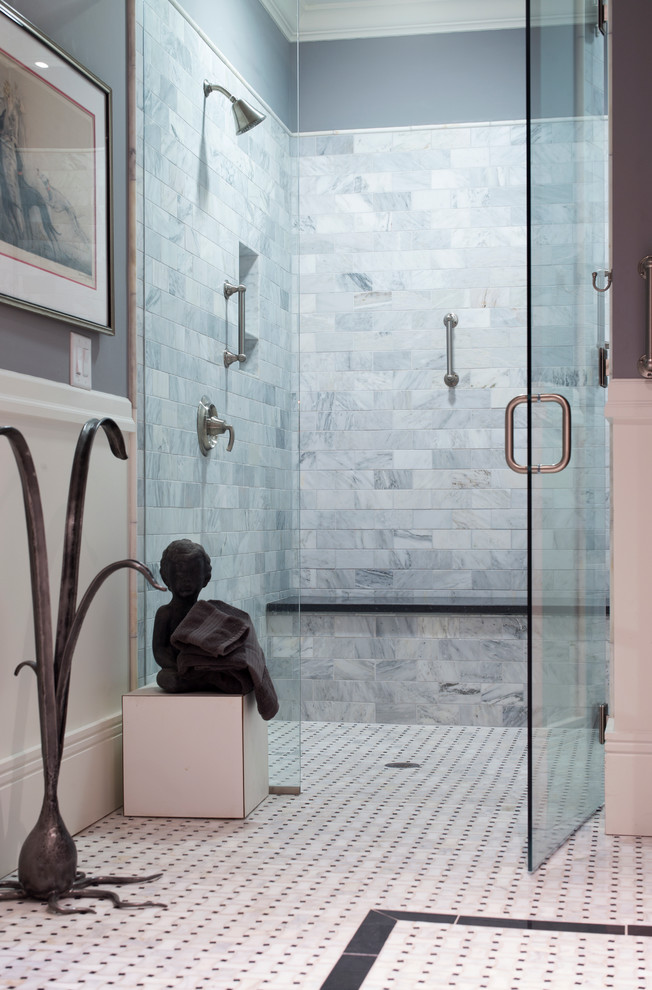 Пример оригинального дизайна: большая главная ванная комната в викторианском стиле с душем без бортиков и фиолетовыми стенами