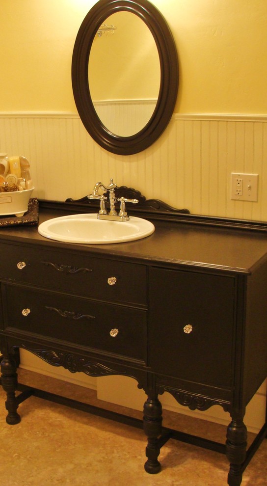 Ejemplo de cuarto de baño principal tradicional de tamaño medio con puertas de armario de madera en tonos medios, encimera de madera, bañera con patas, paredes beige y suelo de linóleo