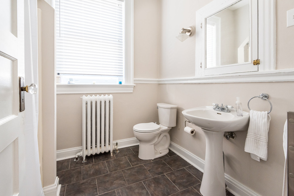 ウィルミントンにあるお手頃価格の小さなトラディショナルスタイルのおしゃれなバスルーム (浴槽なし) (分離型トイレ、ベージュの壁、セラミックタイルの床、コンソール型シンク) の写真