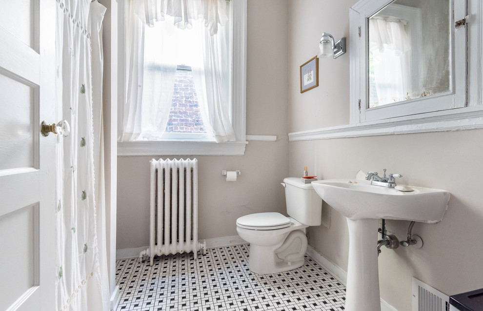 На фото: маленькая ванная комната в классическом стиле с раздельным унитазом, бежевыми стенами, полом из керамической плитки, душевой кабиной, консольной раковиной, черно-белой плиткой и керамической плиткой для на участке и в саду