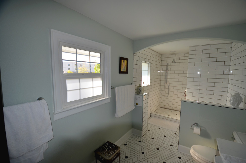На фото: ванная комната в классическом стиле с белой плиткой, столешницей из искусственного кварца, ванной в нише, душем в нише, раздельным унитазом, керамической плиткой, зелеными стенами и полом из керамической плитки с