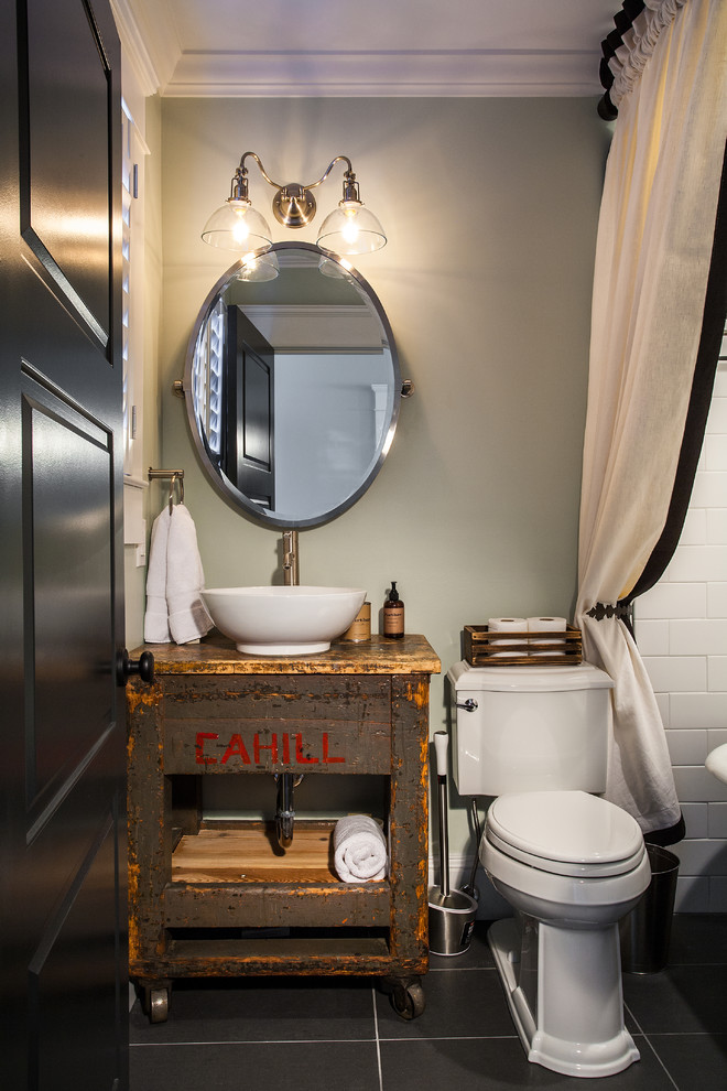 アトランタにあるトラディショナルスタイルのおしゃれな浴室 (ベッセル式洗面器、ヴィンテージ仕上げキャビネット、白いタイル、サブウェイタイル、シャワーカーテン) の写真