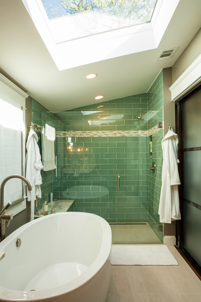 Стильный дизайн: ванная комната в стиле неоклассика (современная классика) с отдельно стоящей ванной, душем в нише, зеленой плиткой и стеклянной плиткой - последний тренд