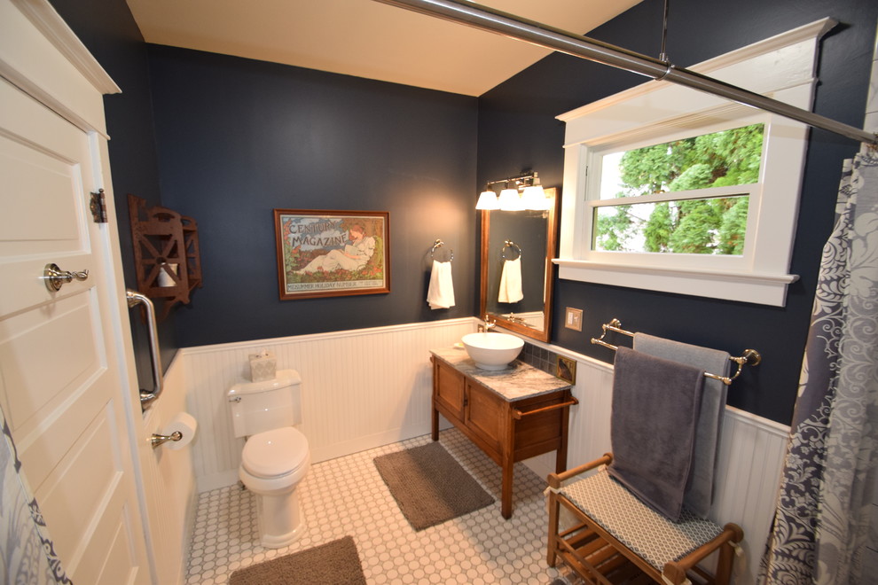 Mittelgroßes Rustikales Duschbad mit verzierten Schränken, hellbraunen Holzschränken, Toilette mit Aufsatzspülkasten, blauer Wandfarbe, Keramikboden, Aufsatzwaschbecken, Granit-Waschbecken/Waschtisch und weißem Boden in Portland