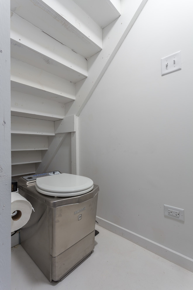 Kleines Skandinavisches Badezimmer En Suite mit Toilette mit Aufsatzspülkasten, weißer Wandfarbe und Marmorboden in Chicago