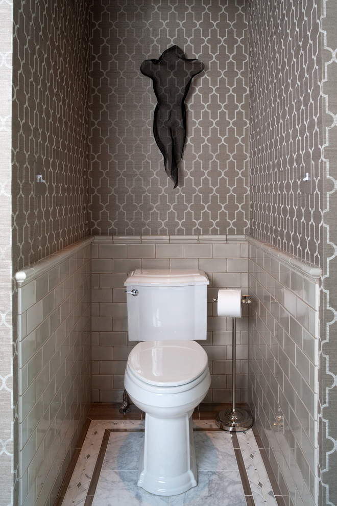 На фото: туалет в стиле неоклассика (современная классика) с консольной раковиной, фасадами в стиле шейкер, серыми фасадами и мраморной столешницей