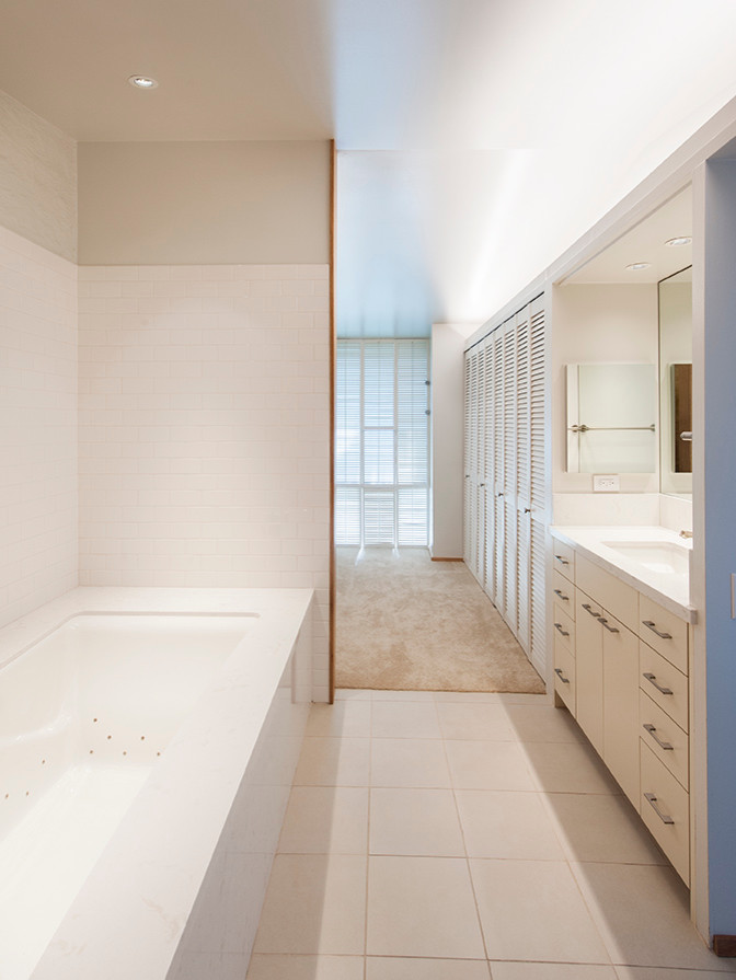 На фото: главная ванная комната среднего размера в морском стиле с белыми фасадами, бежевой плиткой, керамической плиткой, белыми стенами, плоскими фасадами, угловой ванной и полом из керамической плитки с