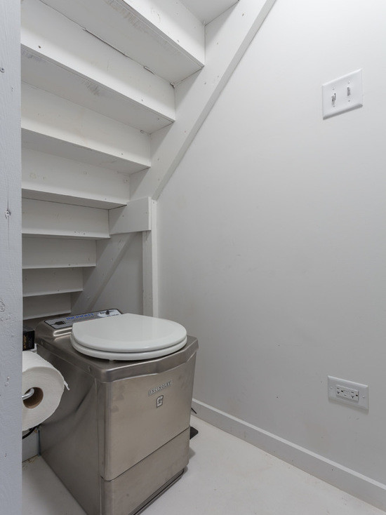 Imagen de cuarto de baño escandinavo pequeño con sanitario de una pieza, paredes blancas y suelo de mármol