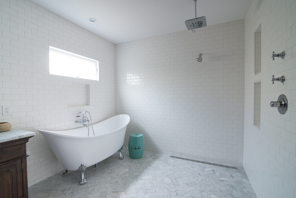 Idéer för att renovera ett stort vintage flerfärgad flerfärgat en-suite badrum, med skåp i slitet trä, ett badkar med tassar, en öppen dusch, en toalettstol med separat cisternkåpa, vit kakel, tunnelbanekakel, vita väggar, marmorgolv, ett undermonterad handfat, marmorbänkskiva, flerfärgat golv, med dusch som är öppen och luckor med infälld panel