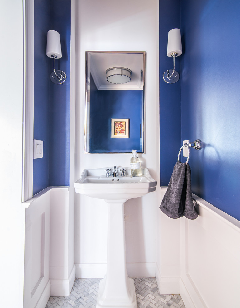 На фото: маленькая ванная комната в стиле неоклассика (современная классика) с синими стенами, полом из мозаичной плитки, душевой кабиной, раковиной с пьедесталом и серым полом для на участке и в саду
