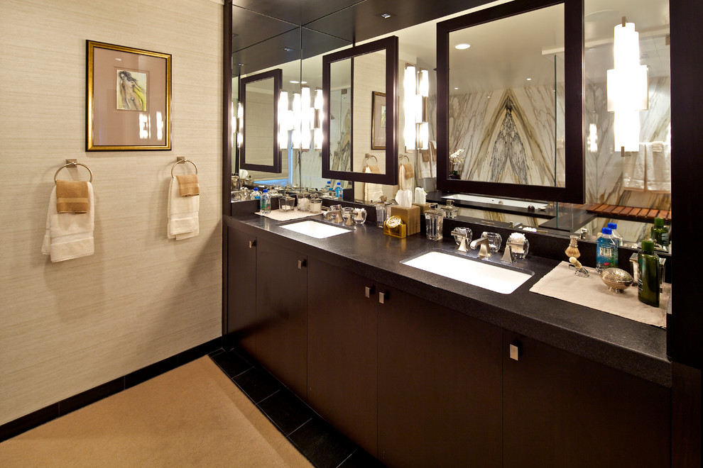 Klassisk inredning av ett stort badrum, med skåp i mörkt trä, ett hörnbadkar och ett undermonterad handfat