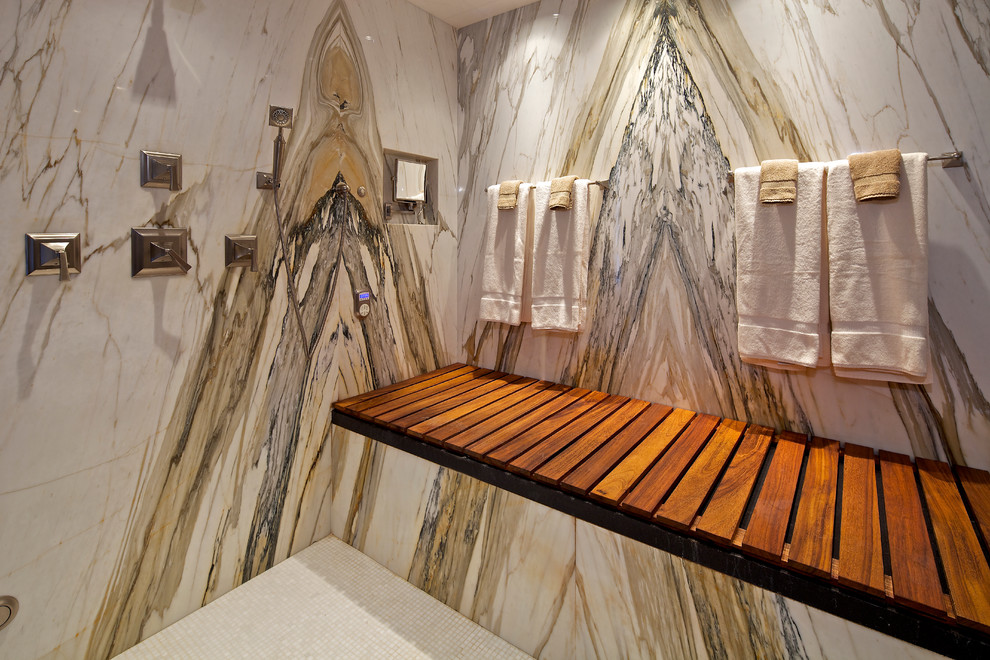 Стильный дизайн: большая ванная комната в стиле неоклассика (современная классика) с угловой ванной - последний тренд