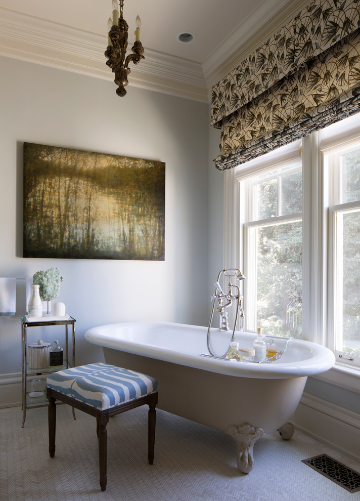 Foto på ett stort vintage en-suite badrum, med ett badkar med tassar, blå väggar, klinkergolv i porslin och vitt golv