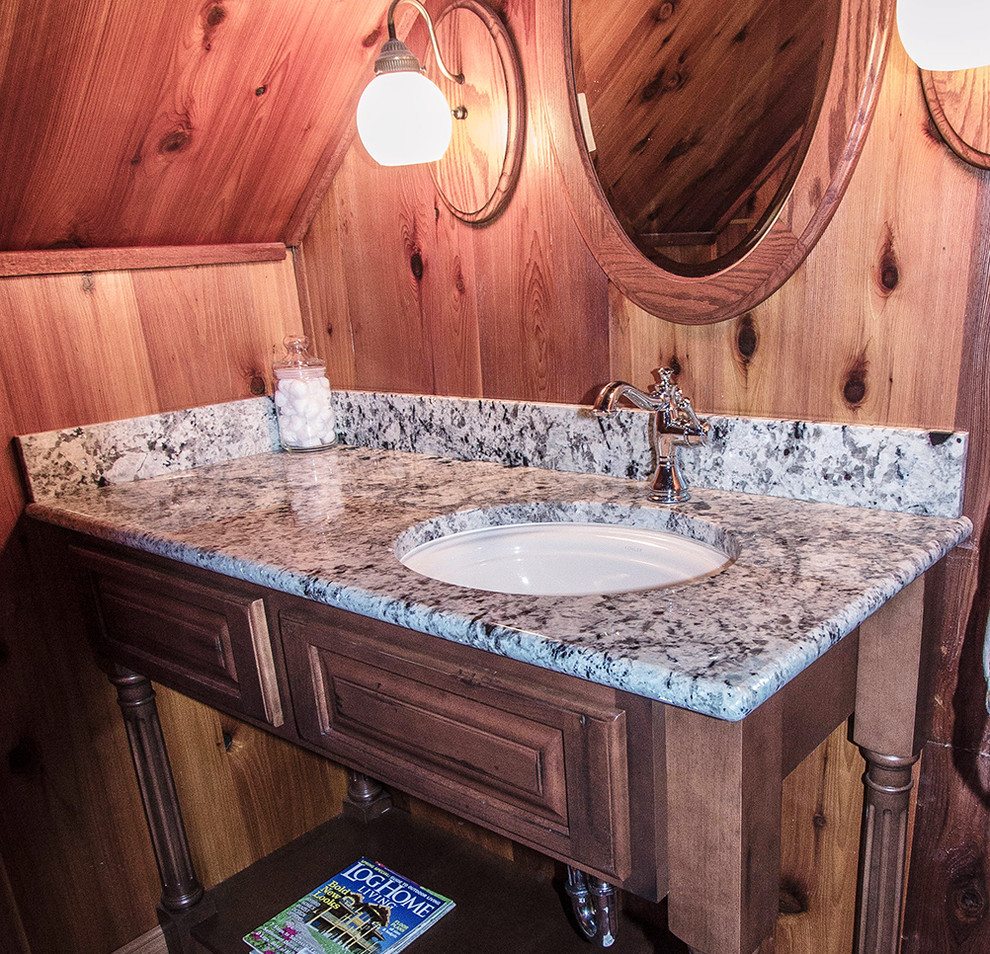 Idéer för ett klassiskt badrum, med ett undermonterad handfat, luckor med upphöjd panel, skåp i slitet trä, granitbänkskiva och en toalettstol med separat cisternkåpa