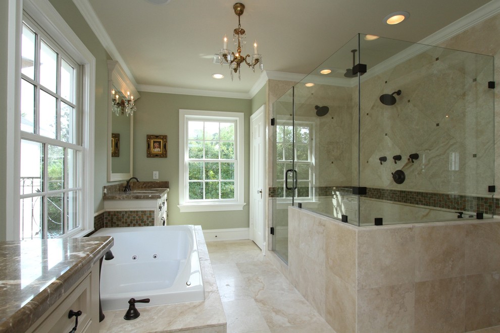 Immagine di una stanza da bagno padronale classica di medie dimensioni con ante a filo, ante bianche, vasca da incasso, doccia aperta, pavimento in travertino, lavabo sottopiano e top in marmo