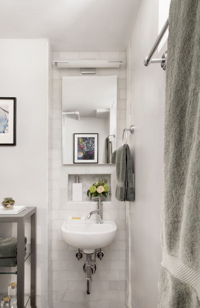 Immagine di una stanza da bagno classica con piastrelle bianche, pareti bianche e lavabo sospeso