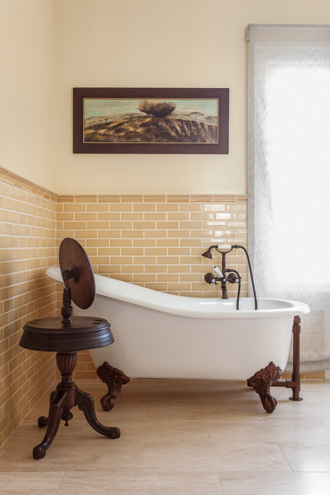 Idéer för ett mellanstort klassiskt badrum, med ett badkar med tassar, beige kakel, keramikplattor och klinkergolv i keramik