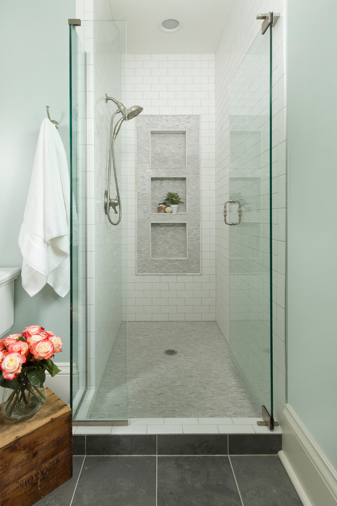 Свежая идея для дизайна: главная ванная комната среднего размера в классическом стиле с врезной раковиной, черной плиткой, каменной плиткой, синими стенами, полом из керамической плитки, душем в нише и нишей - отличное фото интерьера