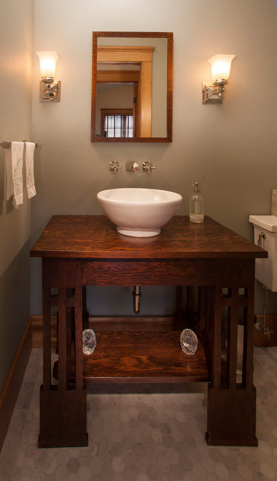 Inspiration för ett litet vintage badrum, med möbel-liknande, skåp i mörkt trä och ett fristående handfat