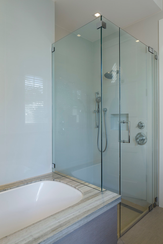 Пример оригинального дизайна: большая детская ванная комната в стиле неоклассика (современная классика) с керамической плиткой, накладной ванной, двойным душем, белыми стенами и мраморным полом