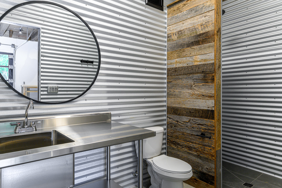 Idéer för små industriella grått badrum, med öppna hyllor, grå skåp, en toalettstol med hel cisternkåpa, grå kakel, kakel i metall, grå väggar, ett integrerad handfat, bänkskiva i rostfritt stål, grått golv och skiffergolv