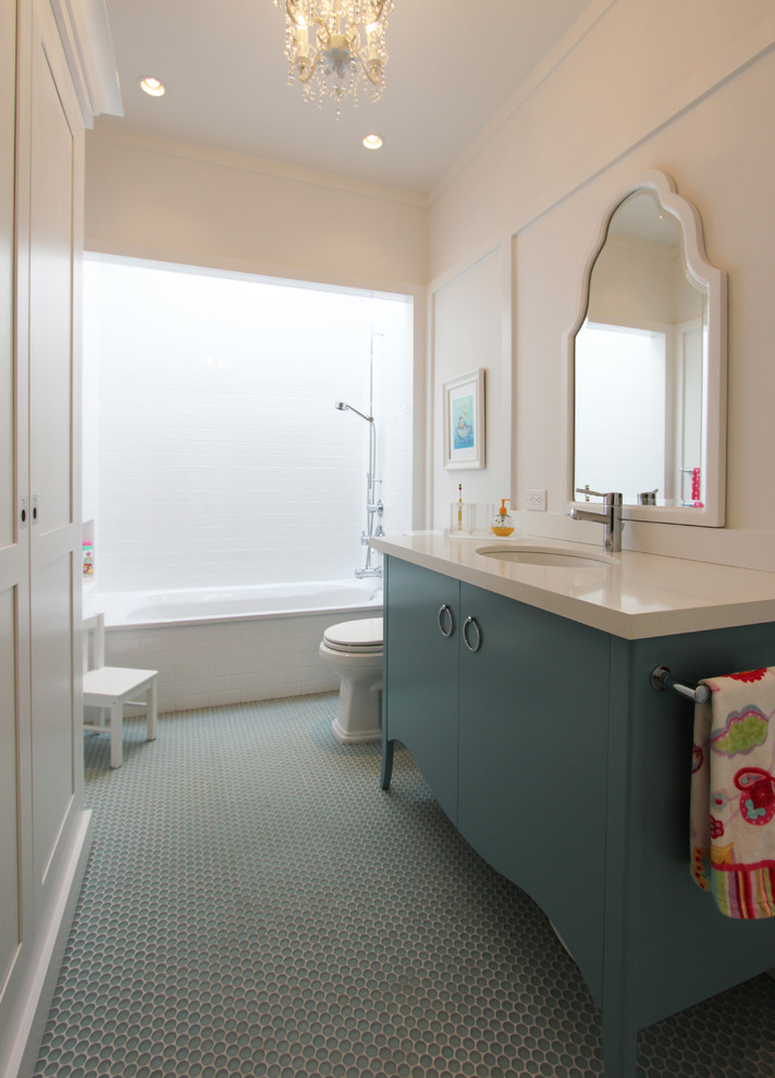 Foto på ett vintage badrum för barn, med släta luckor, blå skåp, ett platsbyggt badkar, en dusch/badkar-kombination, vit kakel, keramikplattor, vita väggar, klinkergolv i keramik, ett undermonterad handfat, bänkskiva i kvarts, blått golv och med dusch som är öppen