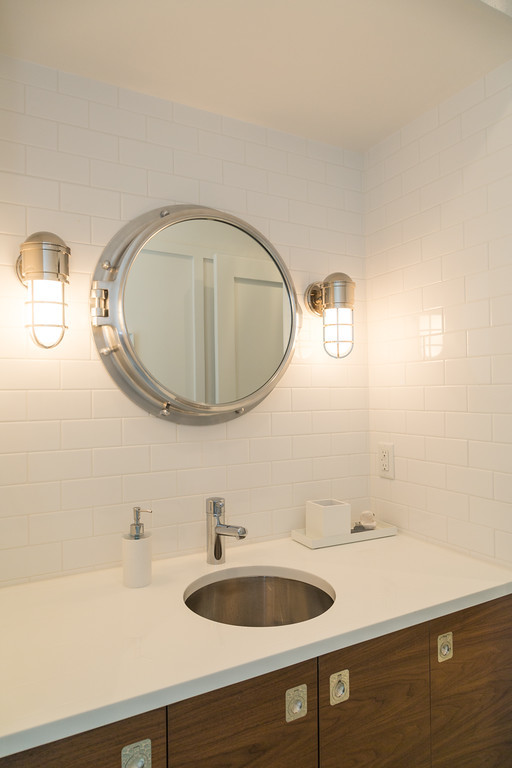 Пример оригинального дизайна: ванная комната в стиле модернизм с плоскими фасадами, фасадами цвета дерева среднего тона, белой плиткой, керамической плиткой, белыми стенами, врезной раковиной и столешницей из искусственного кварца