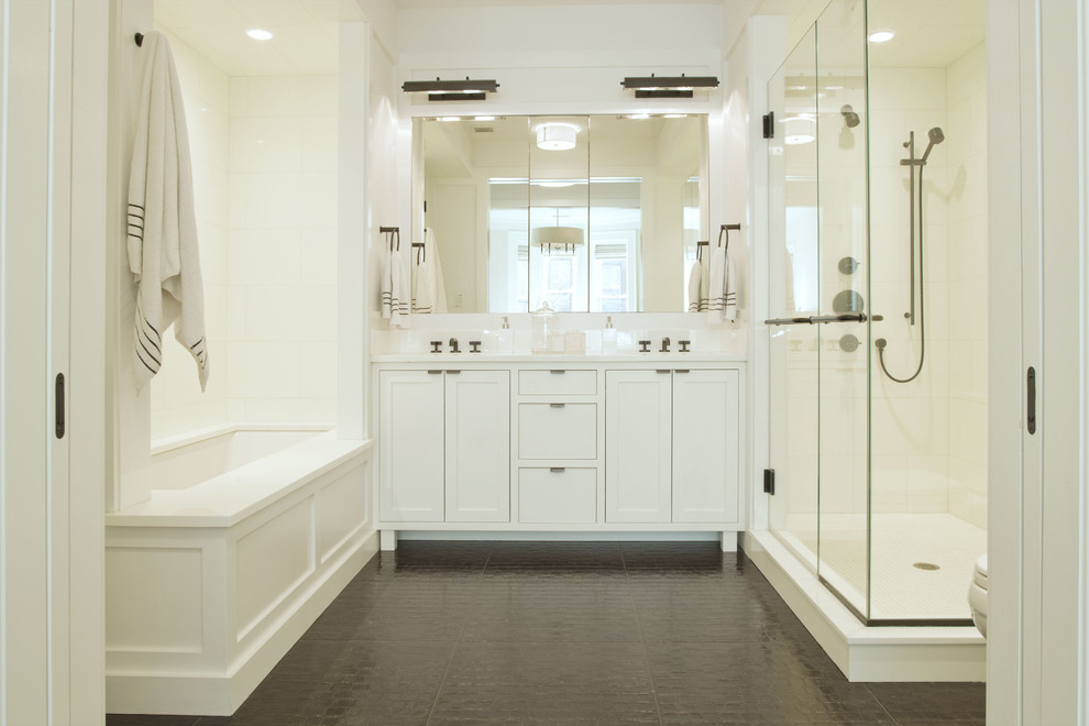 Стильный дизайн: главная ванная комната в стиле неоклассика (современная классика) с фасадами с утопленной филенкой, белыми фасадами, полновстраиваемой ванной, угловым душем, белой плиткой, белыми стенами, полом из керамической плитки, врезной раковиной и душем с распашными дверями - последний тренд
