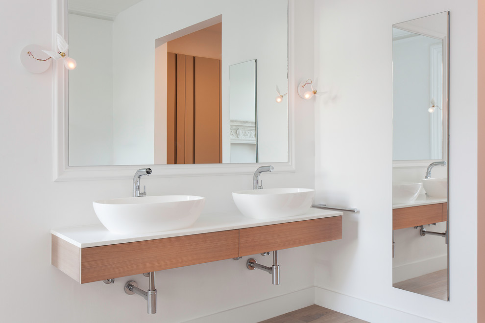 ニューヨークにあるコンテンポラリースタイルのおしゃれな浴室 (フラットパネル扉のキャビネット、淡色木目調キャビネット、白い壁、ベッセル式洗面器、無垢フローリング) の写真