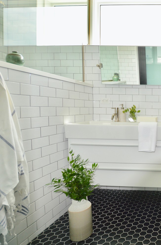 Источник вдохновения для домашнего уюта: главная ванная комната среднего размера в стиле модернизм с плоскими фасадами, белыми фасадами, открытым душем, унитазом-моноблоком, белой плиткой, плиткой кабанчик, черными стенами, полом из керамической плитки, монолитной раковиной, столешницей из искусственного камня, черным полом, открытым душем и белой столешницей