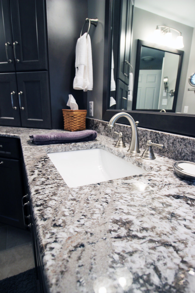 Exempel på ett stort klassiskt en-suite badrum, med skåp i shakerstil, grå skåp, en kantlös dusch, en toalettstol med separat cisternkåpa, grå kakel, porslinskakel, grå väggar, klinkergolv i porslin, ett undermonterad handfat och granitbänkskiva