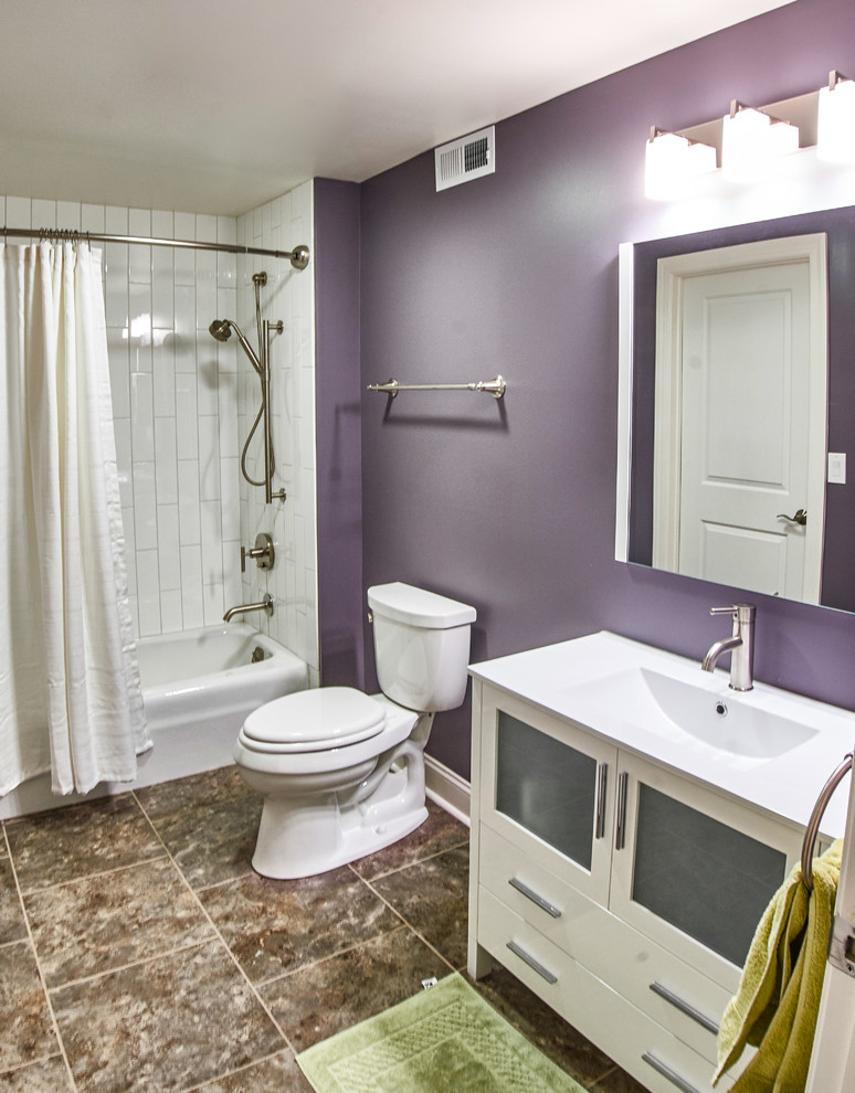 Стильный дизайн: ванная комната в современном стиле с фасадами островного типа, белыми фасадами, ванной в нише, душем над ванной, раздельным унитазом, белой плиткой, фиолетовыми стенами, монолитной раковиной, коричневым полом, шторкой для ванной, белой столешницей и плиткой кабанчик - последний тренд