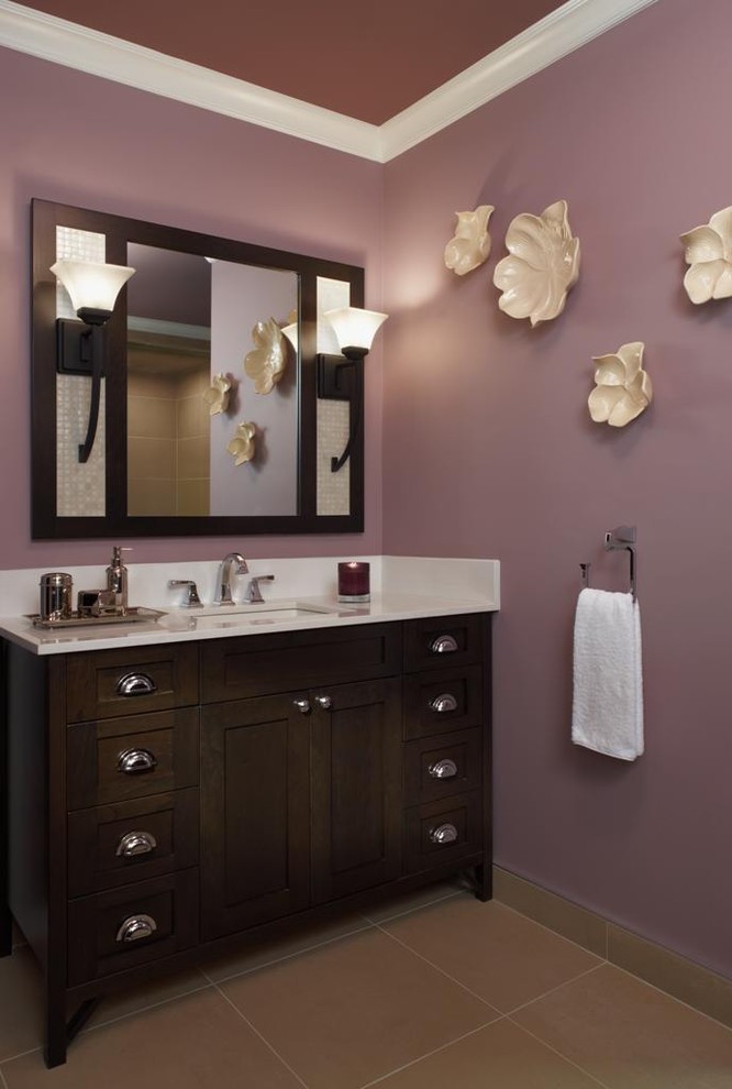 Modernes Badezimmer mit Unterbauwaschbecken und lila Wandfarbe in Detroit