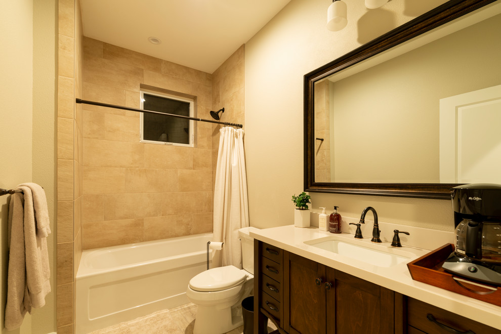На фото: большая ванная комната в классическом стиле с фасадами с утопленной филенкой, темными деревянными фасадами, накладной ванной, душем над ванной, раздельным унитазом, бежевой плиткой, керамической плиткой, бежевыми стенами, полом из ламината, душевой кабиной, врезной раковиной, бежевым полом, шторкой для ванной и бежевой столешницей