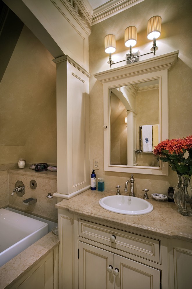 Источник вдохновения для домашнего уюта: главная ванная комната среднего размера в классическом стиле с фасадами с декоративным кантом, бежевыми фасадами, накладной ванной, угловым душем, писсуаром, бежевой плиткой, черными стенами, полом из известняка, накладной раковиной, столешницей из известняка, бежевым полом и душем с распашными дверями