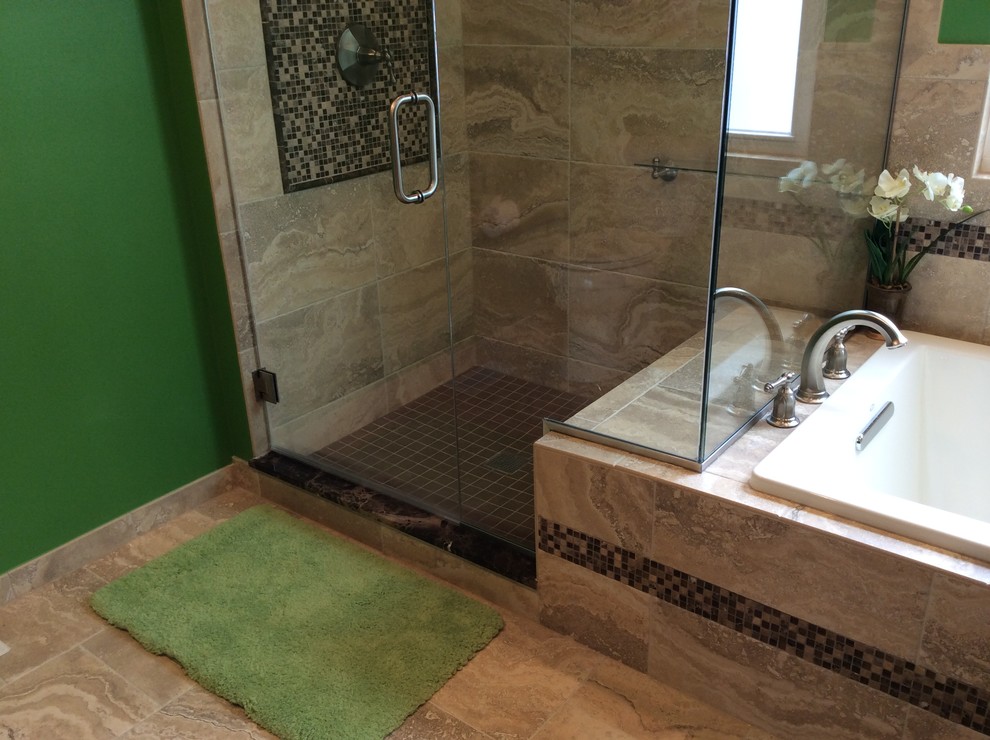 Inredning av ett modernt en-suite badrum, med skåp i shakerstil, skåp i mörkt trä, ett platsbyggt badkar, en hörndusch, en toalettstol med hel cisternkåpa, flerfärgad kakel, keramikplattor, gröna väggar och klinkergolv i keramik