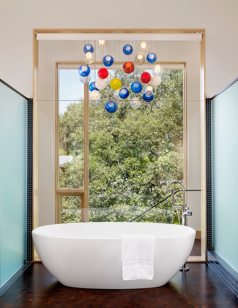 На фото: ванная комната в современном стиле с отдельно стоящей ванной и бежевыми стенами