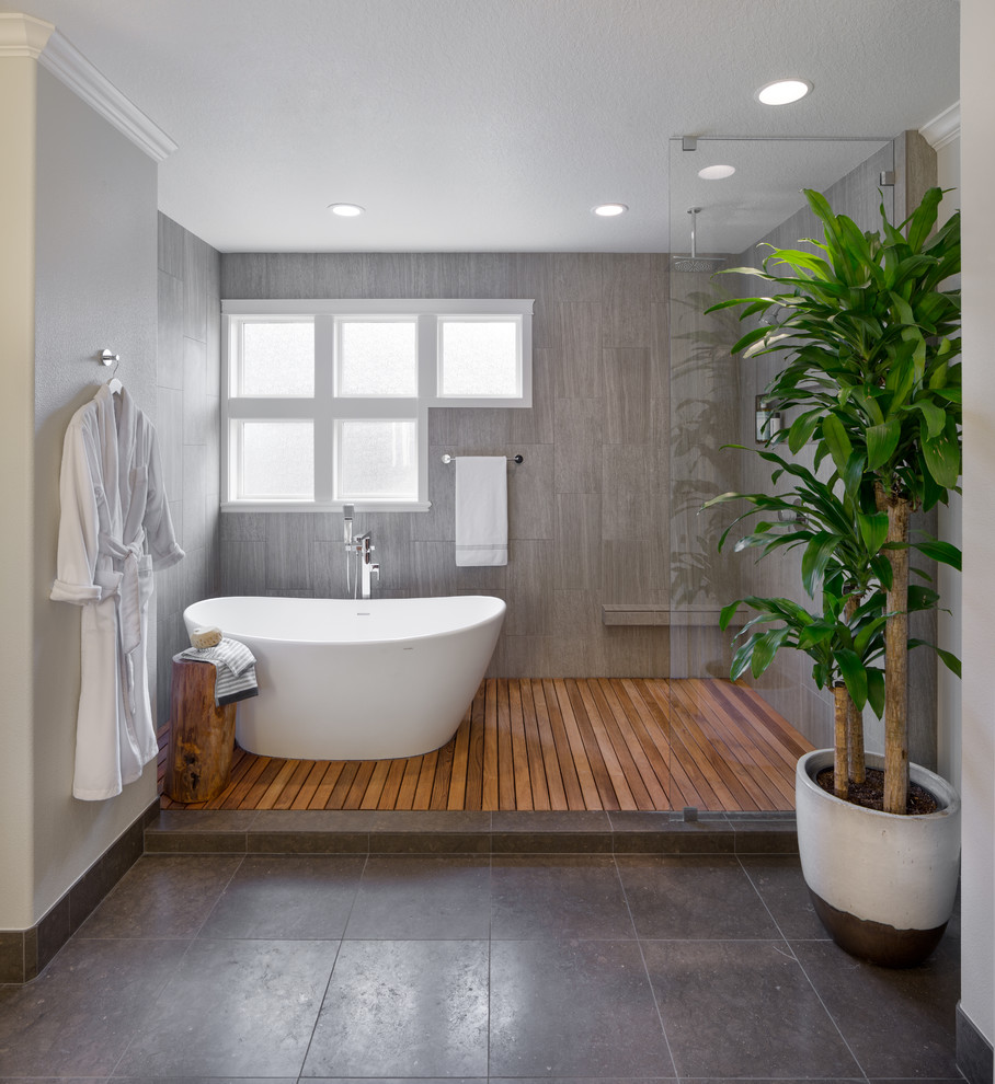 На фото: большая главная ванная комната в восточном стиле с отдельно стоящей ванной, открытым душем, коричневой плиткой, керамической плиткой и серыми стенами