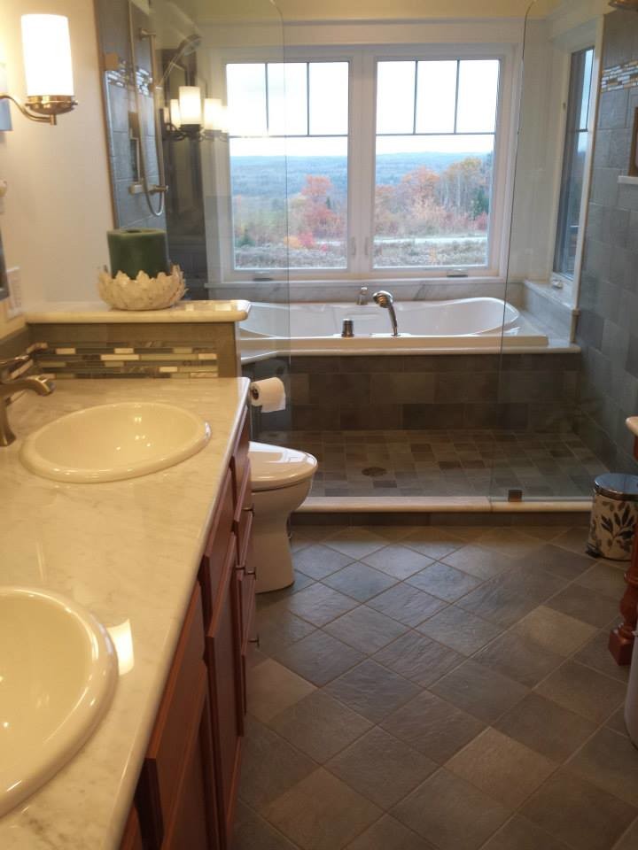 Idéer för ett klassiskt badrum med dusch, med ett nedsänkt handfat, släta luckor, skåp i mellenmörkt trä, ett platsbyggt badkar, en öppen dusch, en toalettstol med hel cisternkåpa, brun kakel, vita väggar och klinkergolv i keramik