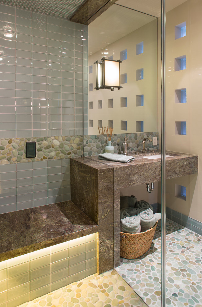 Bild på ett funkis badrum, med ett undermonterad handfat, grå kakel, glaskakel och klinkergolv i småsten
