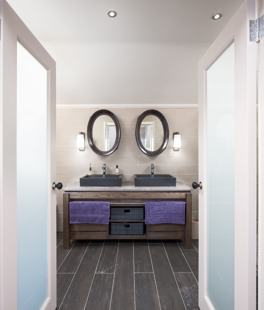 Klassisches Badezimmer mit Aufsatzwaschbecken, dunklen Holzschränken, beiger Wandfarbe und braunem Boden in Glasgow