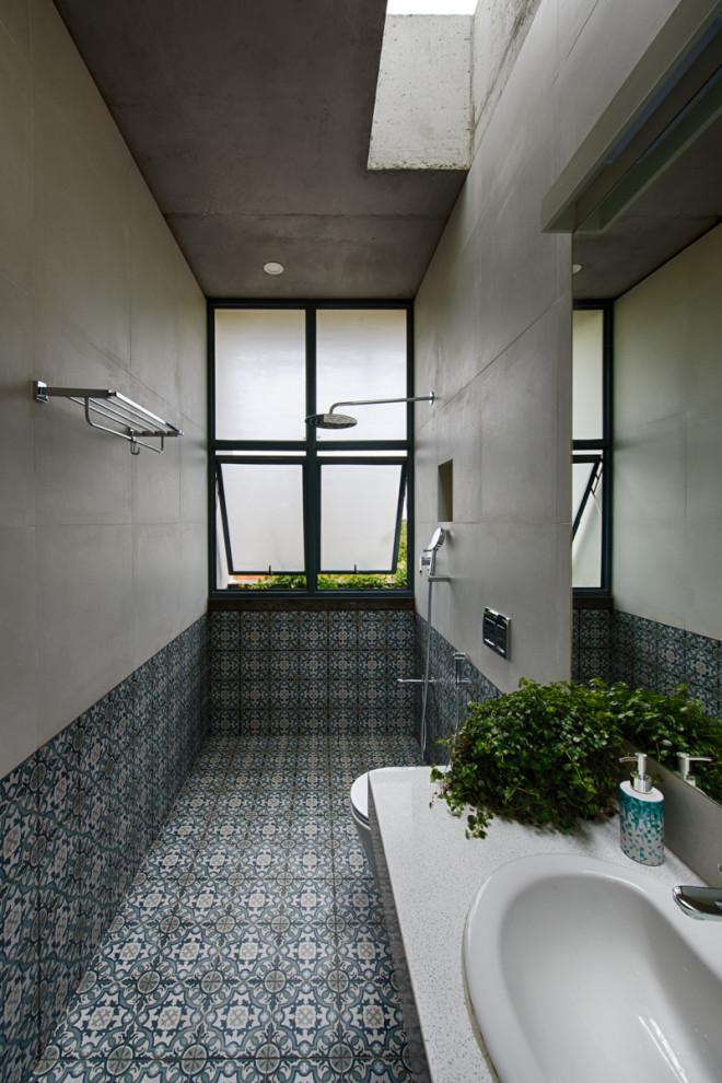 Modernes Duschbad mit offener Dusche, farbigen Fliesen, grauer Wandfarbe, Einbauwaschbecken, buntem Boden, offener Dusche, weißer Waschtischplatte, Wandnische und Einzelwaschbecken in Bangalore